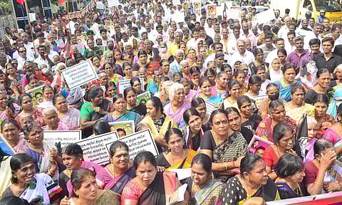 கோவையில் நடந்த அ.தி.மு.க ஆர்ப்பாட்டத்தில் பங்கேற்றவர்களை காணலாம்