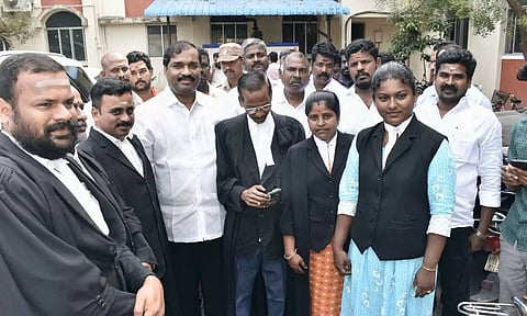 தமிழக வாழ்வுரிமைக் கட்சி நிறுவனத் தலைவர் வேல்முருகன் எம்.எல்.ஏ. கடலூர் கோர்ட்டில் ஆஜராக வந்த காட்சி.