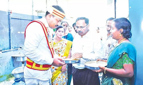 பள்ளி காலை உணவு திட்டத்தில் பொருட்கள் தரம் சரியாக உள்ளதா? மயிலாடுதுறை கலெக்டர் சோதனை