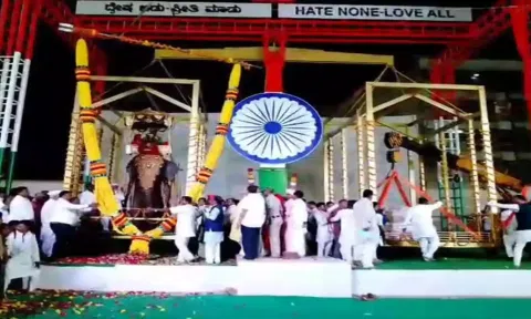 யானையின் எடைக்கு நிகராக 10 ரூபாய் நாணயங்கள்