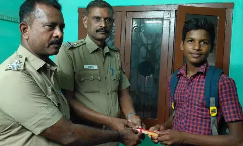 சாலையில் கிடந்த பணப்பையை ஒப்படைத்த மாணவருக்கு பாராட்டு