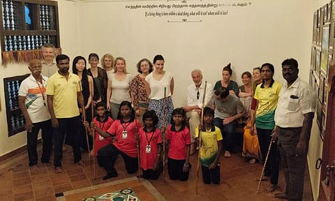 ஸ்ரீவைகுண்டம் அருகே சிலம்பம் கற்றுக்கொடுக்கும் அரங்கத்திற்கு திடீரென வந்த பிரான்ஸ் நாட்டினர்