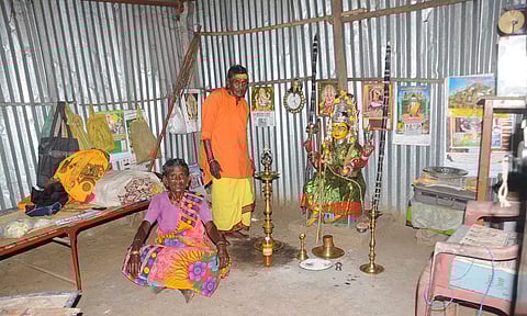 மனைவியுடன் கோவில் பூசாரி முத்து.