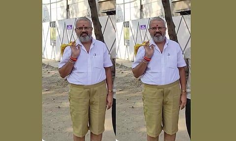 முன்னாள் மாணவர் சந்திப்பு: நிகழ்ச்சிக்கு பள்ளி சீருடையில் வந்த 54 வயது நபர்
