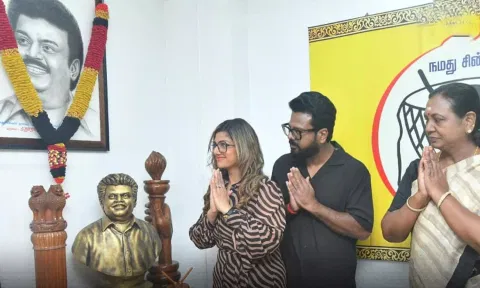 விஜயகாந்த் உருவ படத்திற்கு மரியாதை செலுத்திய ரம்பா