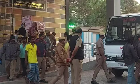 இரு தரப்பினர் மோதல்- போலீஸ் ஏட்டு மண்டை உடைப்பு