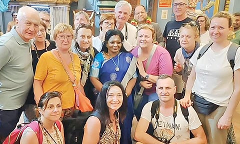 கவர்னர் தமிழிசையுடன் புகைப்படம் எடுத்த வெளிநாட்டு சுற்றுலா பயணிகள்