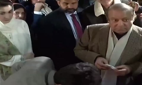 பாகிஸ்தான் பாராளுமன்ற தேர்தல்: வாக்கை பதிவுசெய்த நவாஸ் ஷெரீப்