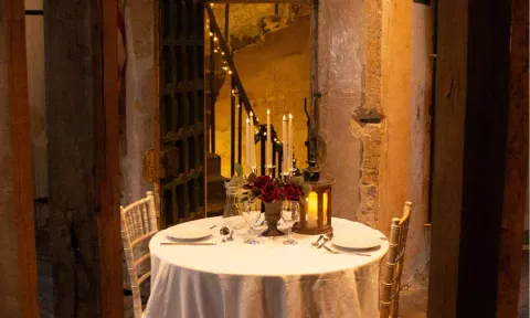 ஆயிரம் ஆண்டு பழைய ஜெயிலில் டின்னர் - காதலர் தின பார்டிக்கு ரெடியா?