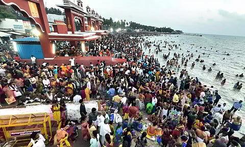 தை அமாவாசை: ராமேஸ்வரம் அக்னி தீர்த்தத்தில் லட்சக்கணக்கானோர் தர்ப்பணம்