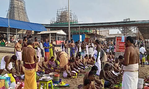 திருச்செந்தூரில் தர்ப்பணம் கொடுக்க திரண்ட பொதுமக்கள்