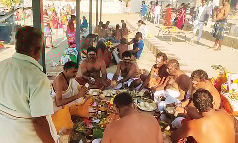 முன்னோர்களுக்கு தர்ப்பணம் கொடுப்பதை படத்தில் காணலாம்.