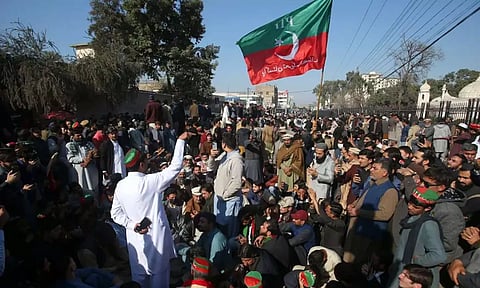 பாகிஸ்தானில் தொடர்ந்து இழுபறி: தேர்தல் வன்முறையில் 2 பேர் பலி