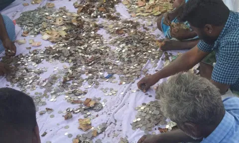 கோவில் உண்டியலில் செல்லாது என அறிவிக்கப்பட்ட 500, 1000 ரூபாய் நோட்டுகள்- பக்தர்கள் அதிர்ச்சி