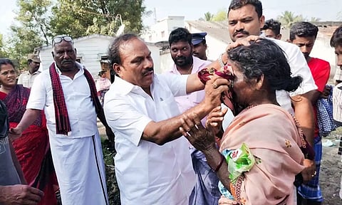 கதறி அழுத மூதாட்டியின் கண்களை துடைத்த அமைச்சர்: மற்றொரு மூதாட்டிக்கு நிதியுதவி வழங்கினார்