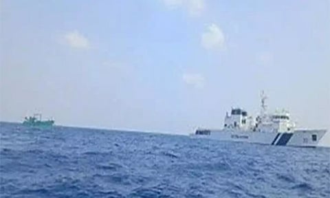 நடுக்கடலில் தத்தளித்த 11 தமிழக மீனவர்களை மீட்டது விக்ரம் ரோந்து கடற்படை கப்பல்