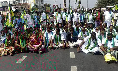 ரேஷன் கடையில் தேங்காய் எண்ணெய் விற்பனை செய்ய கோரி பல்லடத்தில் விவசாயிகள் சாலை மறியல்