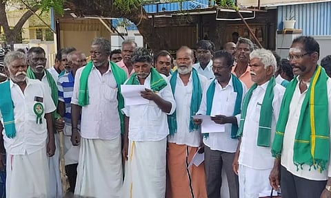 வனத்துறை அலுவலகத்தை விவசாயிகள் முற்றுகை