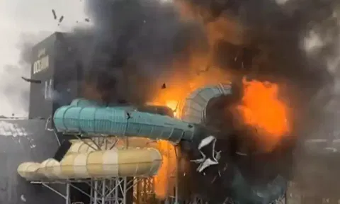 கட்டப்பட்டு வந்த தண்ணீர் பூங்காவில் கட்டுக்கடங்காத தீ: 16 பேர் காயம்