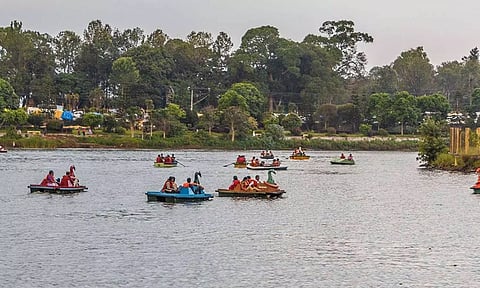 காதலர் தினம்: சுற்றுலா தலங்களில் குவிந்த காதல் ஜோடிகள்