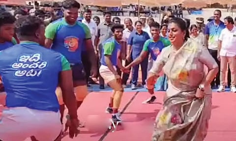 விசில் பறக்க கபடி விளையாடிய ரோஜா