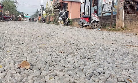 திருவள்ளூர் அருகே சாலை அமைக்கக்கோரி கிராம மக்கள் மறியல்