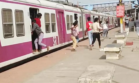 பீர் பாட்டிலை வீசி மாணவர்கள் மோதல்- கல்லூரியில் இருந்து நிரந்தரமாக நீக்க ரெயில்வே போலீசார் கடிதம்