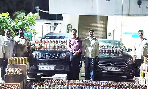 புதுச்சேரியில் இருந்து மகாபலிபுரத்துக்கு சொகுசு காரில் கடத்தப்பட்ட மதுபாட்டில்கள் பறிமுதல்