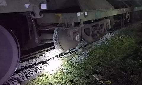 சென்னையில் 2 இடங்களில் ரெயில் என்ஜின், சரக்கு பெட்டி தடம் புரண்டது- நள்ளிரவில் ஏற்பட்ட விபத்தால் பாதிப்பு இல்லை