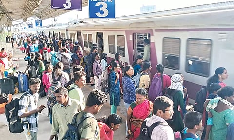 செங்கல்பட்டு-சென்னை கடற்கரை வழித்தடத்தில் மின்சார ரெயில் குறைப்பால் பரிதவிக்கும் பயணிகள்