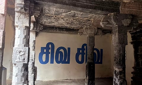 மூலவர் முன்பு கிணறு