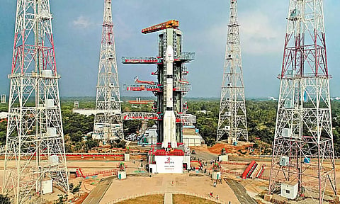 ஸ்ரீஹரிகோட்டாவில் இருந்து விண்ணில் பாய தயாராக இருக்கும் ஜி.எஸ்.எல்.வி. எப்-14 ராக்கெட்டை காணலாம்.