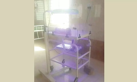 கள்ளக்குறிச்சி அரசு மருத்துவக்கல்லூரி ஆஸ்பத்திரியில் இன்குபேட்டர் எந்திரத்தை தாங்கி நிற்கும் கம்பிகளில் ஒரு பகுதியில் கல் வைக்கப்பட்டு இருப்பதை காணலாம்.
