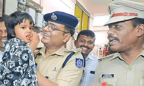 காரைக்காலில் மீட்கப்பட்ட சிறுமி ஜன்னல்யாவுடன் சீனியர் போலீஸ் சூப்பிரண்டு மணீஷ்