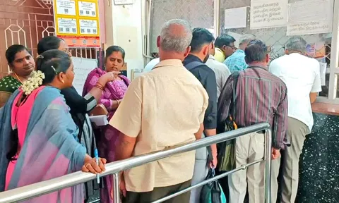 தமிழ் தெரியாத ஊழியரால் டிக்கெட் எடுப்பதில் தாமதம்-பயணிகள் கடும் வாக்குவாதம்
