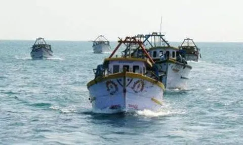 ராமேசுவரத்தில் 3 நாட்களுக்கு பின் மீன்பிடிக்க சென்ற மீனவர்கள்