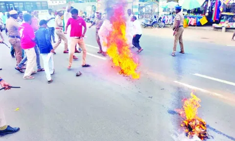 மேகதாது அணை விவகாரம்: காவிரி ஆணைய தலைவர் உருவ பொம்மை எரித்து விவசாயிகள் போராட்டம்