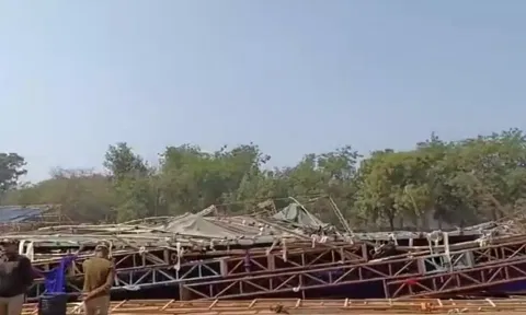 டெல்லியில் பரபரப்பு: ஸ்டேடியத்தில் தற்காலிக பந்தல் இடிந்து விழுந்து விபத்து