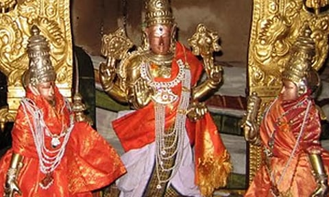 பெருமாளுக்கு இடது பக்கத்தில் நின்று பூஜை