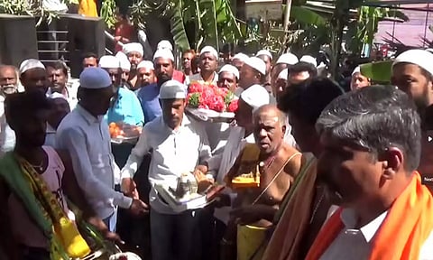 மத நல்லிணக்கம்: ஸ்ரீ கோட்டை மாரியம்மன் கோயிலுக்கு சீர்வரிசை வழங்கிய இஸ்லாமியர்கள்