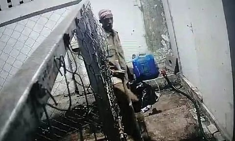 சாலையில் நடந்து செல்பவர்களை கட்டையால் தாக்கும் சைக்கோ ஆசாமி- பொதுமக்கள் அச்சம்