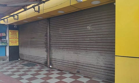 வரி செலுத்தாத பிரபல ஓட்டல் கட்டிடத்திற்கு 'சீல்'- மாநகராட்சி அதிகாரிகள் நடவடிக்கை