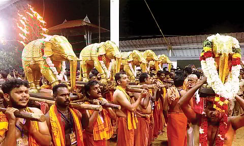 பக்தர்கள் தரிசனத்துக்கு எடுத்துவரப்பட்ட தங்க யானை சிலைகள்