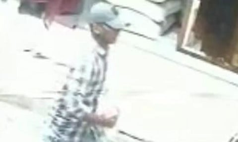 வாலிபர் பணத்தை திருடி செல்லும் காட்சி