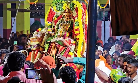 தேர்த்திருவிழாவையொட்டி சிம்ம வாகனத்தில் எழுந்தருளிய மாரியம்மன்.