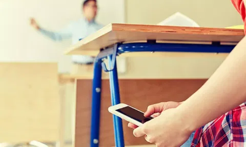 வகுப்பறையில் இடைஞ்சலாகும் செல்போன்கள் - கட்டுப்பாடுகளை கொண்டு வந்த கல்வித்துறை