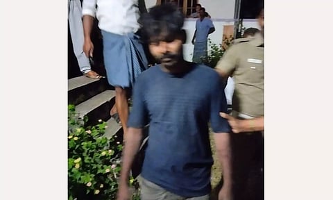 செல்போன் டவரில் ஏறி போதை வாலிபர் தற்கொலை மிரட்டல்