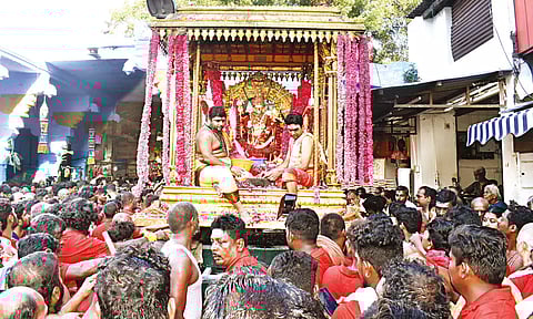 மாசி திருவிழா: சண்முகர், வள்ளி-தெய்வானையுடன் சிவப்பு சாத்தி கோலத்தில் வீதி உலா