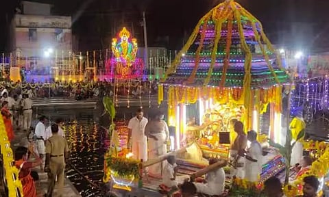 பக்தர்களை கவரும் சூரிய பூஜை