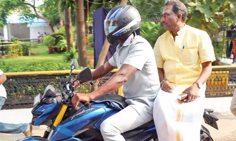 புதுச்சேரி சட்டசபை கூட்டத்துக்கு மோட்டார் சைக்கிளில் வந்த சுயேட்சை எம்.எல்.ஏ.